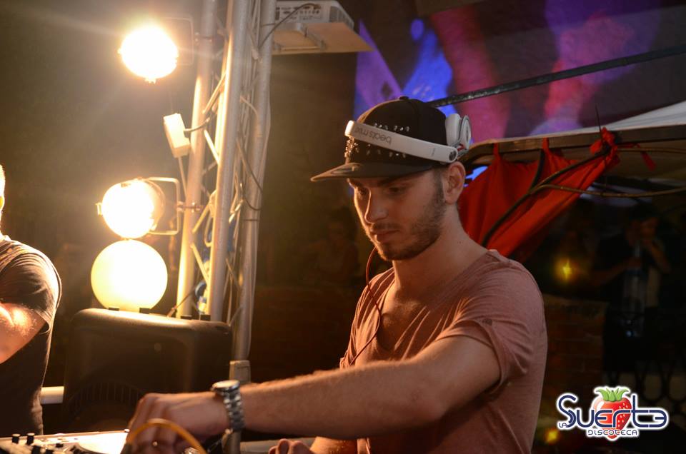 Gianluca in consolle con il cappello