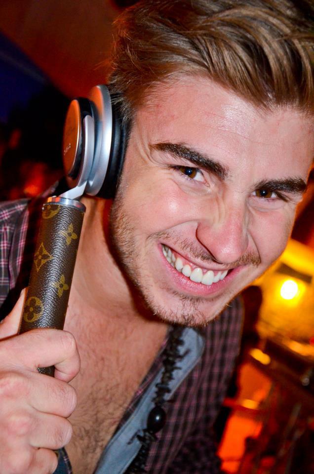 Gianluca sorridente in consolle