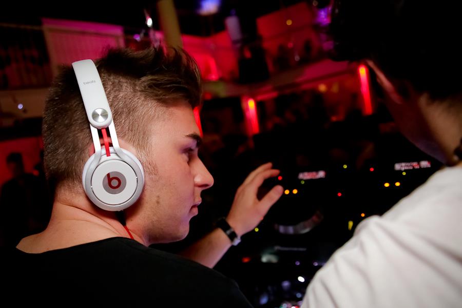 Gianluca in consolle con le cuffie bianche